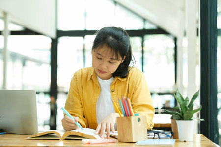 專科可以報考教育領導與管理中外合辦嗎？