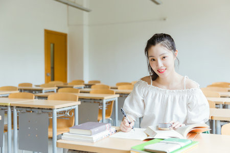 上海外國語大學在職研究生在哪里報名？